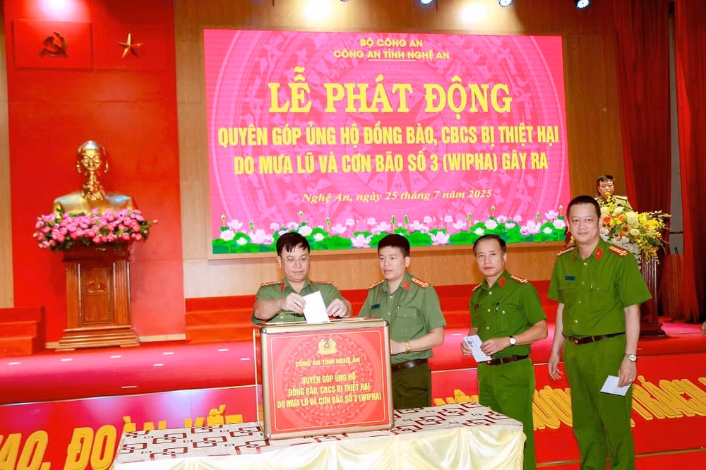 Lãnh đạo Công an tỉnh ủng hộ người dân chịu ảnh hưởng cơn bão số 3