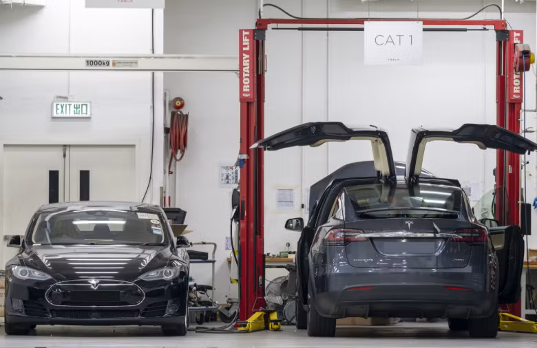 Hai chiếc xe điện Tesla đang được kiểm tra và bảo dưỡng. Ảnh: Auto Blog