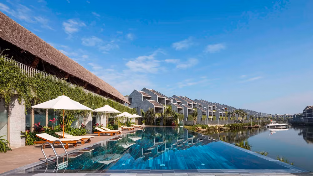 Casamia có thiết kế hài hòa với thiên nhiên và kênh nước tự nhiên vào từng hiên nhà