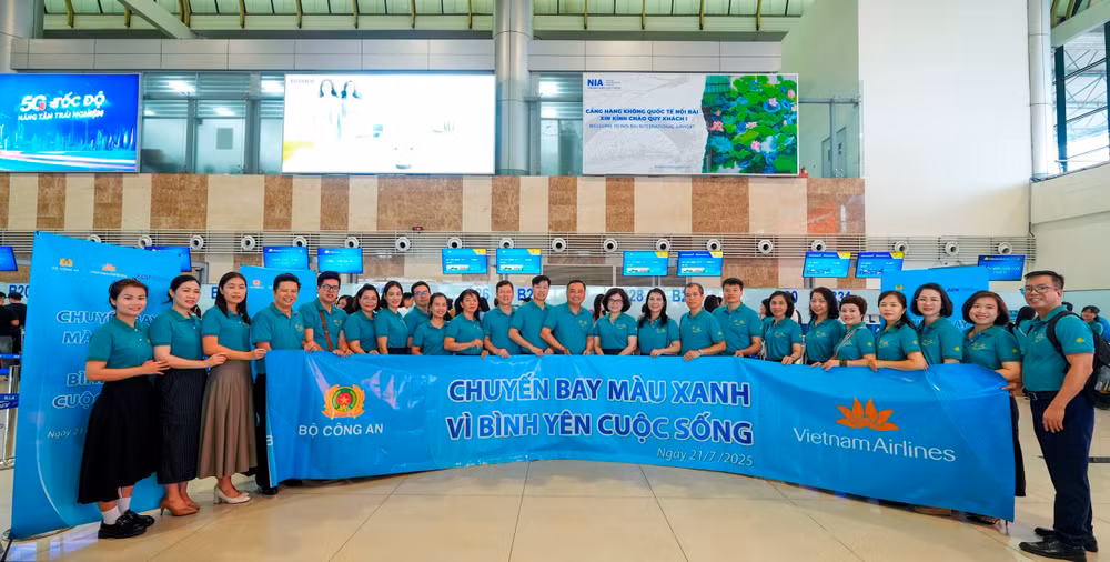 1. Chuyến bay màu xanh - Vì bình yên cuộc sống