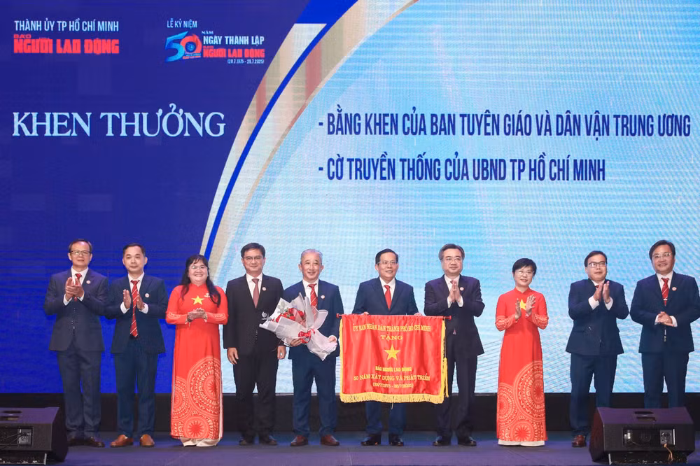 Báo Người Lao Động nhận Cờ Truyền thống và Bằng khen