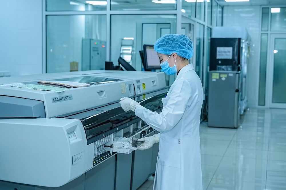 Theo Bộ Y tế, thực tiễn công tác mua sắm thiết bị y tế, vật tư xét nghiệm tại Việt Nam trong thời gian qua đã bộc lộ nhiều bất cập, đòi hỏi phải có giải pháp đồng bộ và hiệu quả hơn.Ảnh: BV Quân y 103