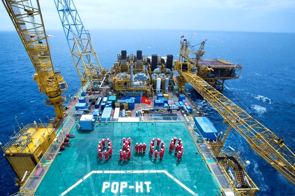 Chào mừng Đại hội đại biểu Đảng bộ Petrovietnam lần thứ IV, nhiệm kỳ 2025-2030: Petrovietnam và 5 chữ 