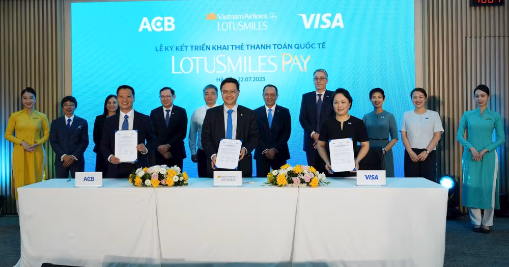 3. Vietnam Airlines hợp tác cùng ACB và Visa ra mắt thẻ hội viên tích hợp thanh toán Lotusmiles Pay