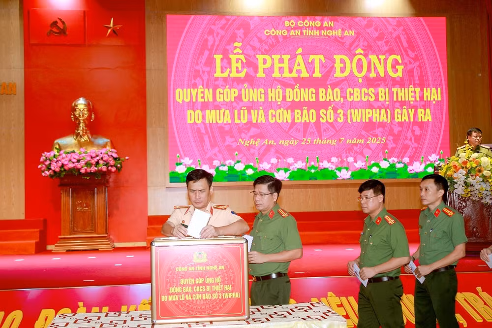 Lãnh đạo, CBCS các đơn vị trong Công an tỉnh quyên góp ủng hộ