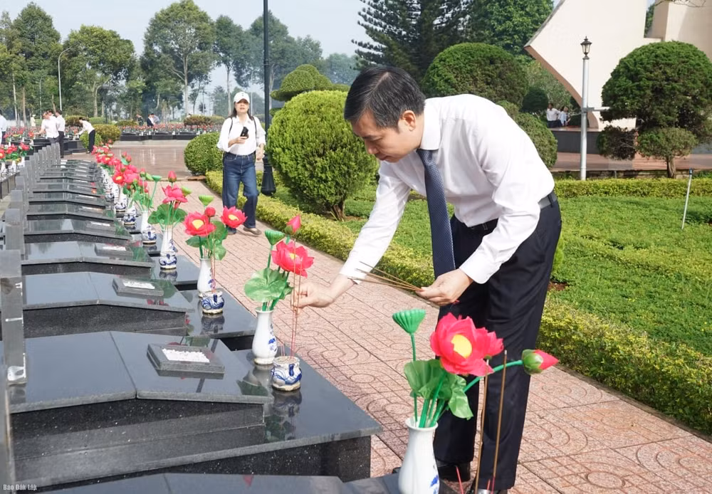 Chủ tịch ủy ban nhân dân tỉnh Đắk Lắk Tạ Anh Tuấn thắp hương tại phần mộ liệt sĩ (Ảnh Thúy Hồng)