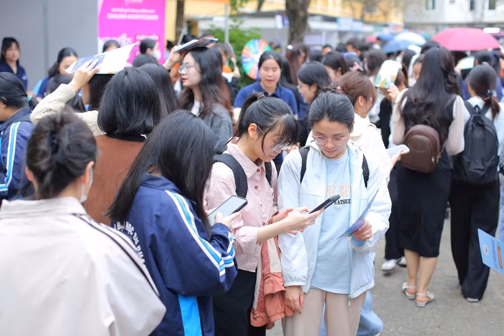 Năm nay, quy chế tuyển sinh đại học yêu cầu tất cả các phương thức tuyển sinh trong một cơ sở giáo dục phải được quy đổi về một thang điểm. Tuy nhiên, thực tế cho thấy, mỗi kì thi riêng lại có một thang điểm khác nhau.