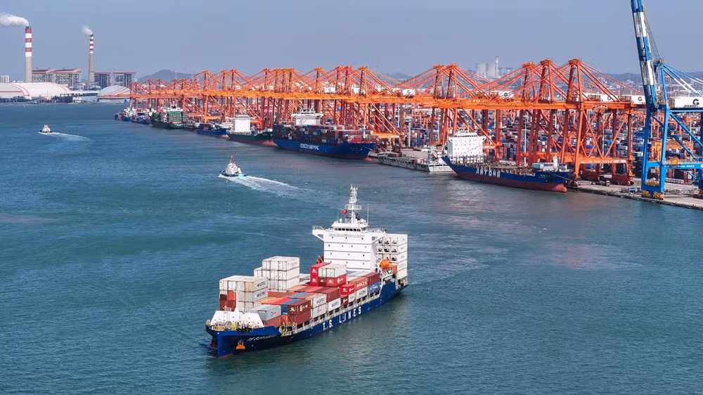 Tàu container tại một cảng ở Trung Quốc. Ảnh: SCMP