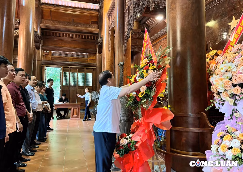 doan can bo phong vien bao nha bao va cong luan ve tham que bac hinh 2