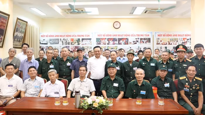 chu tich ubnd tp ha noi tran sy thanh tham hoi nguoi co cong than nhan liet si hinh 1
