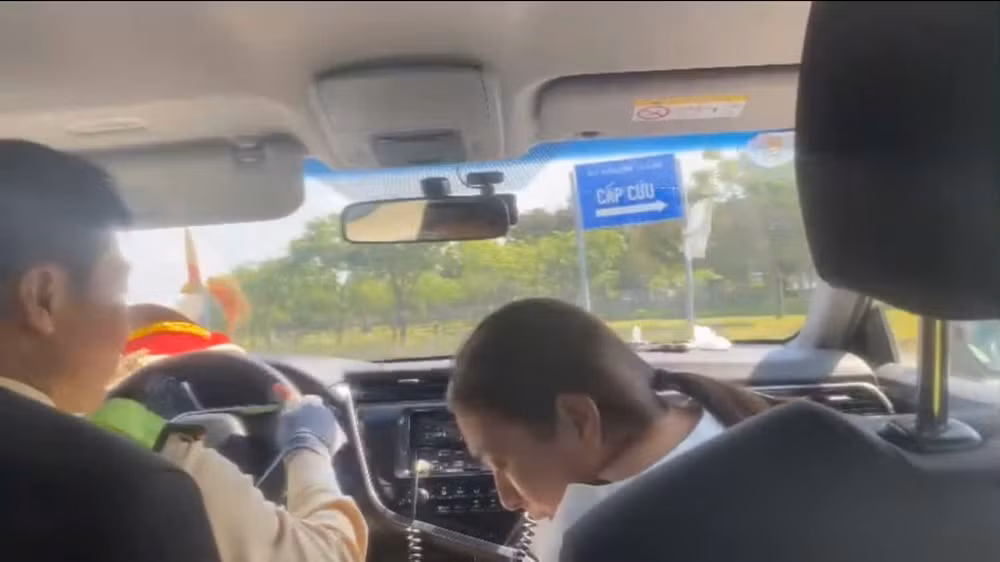 canh sat giao thong dua chau be sot cao co giat tren cao toc di benh vien hinh 1