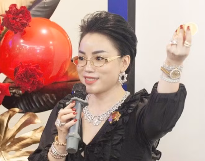 khoi to nu chu tich coco lee diamond vi su dung vang thoi gia de ban hinh 1
