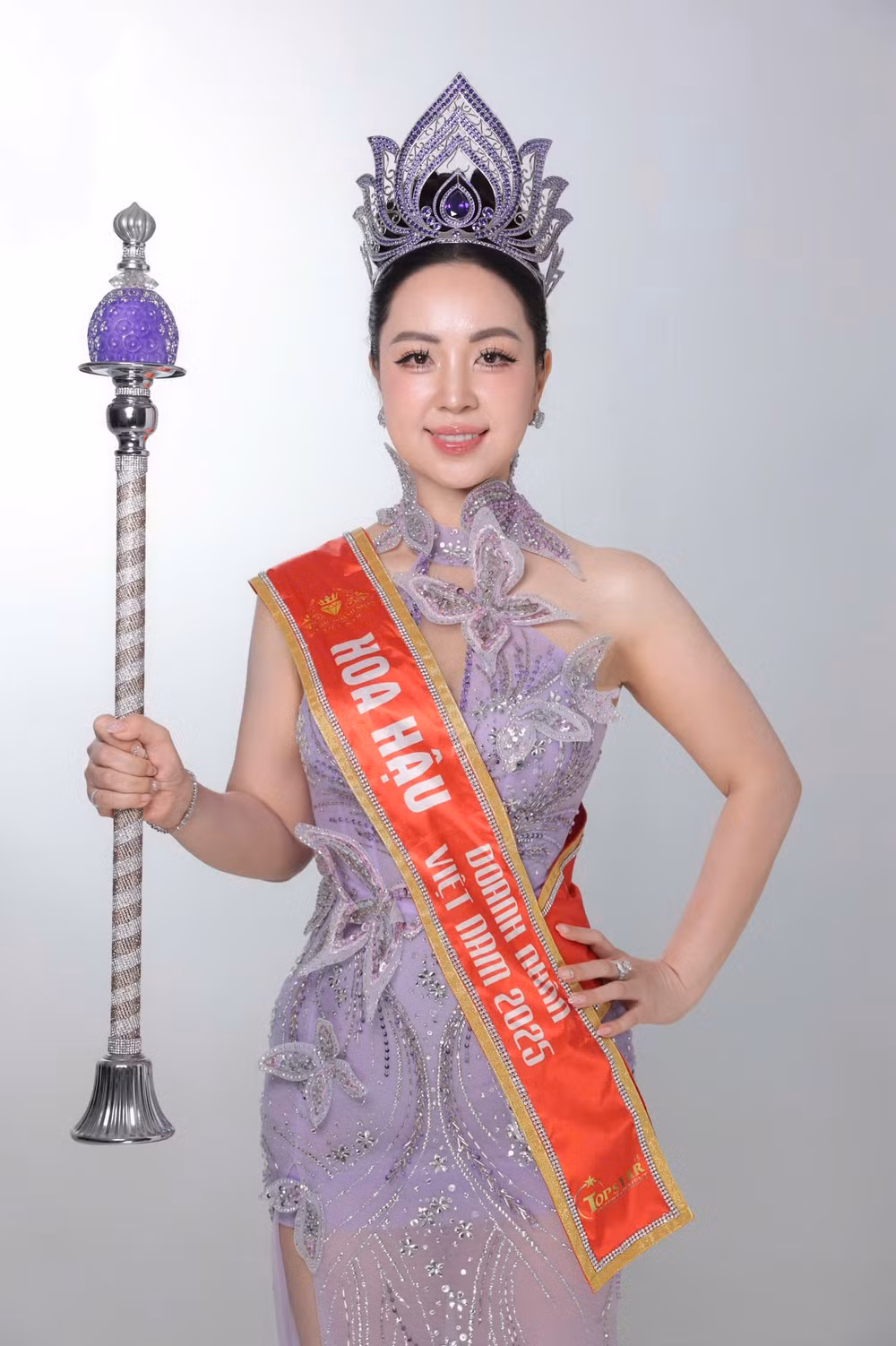 tan hoa hau doanh nhan viet nam 2025 hoang thu thuy khoe sac trong bo anh moi hinh 4