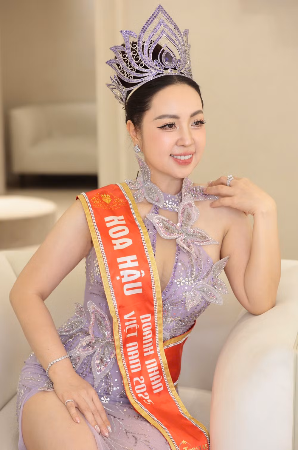 tan hoa hau doanh nhan viet nam 2025 hoang thu thuy khoe sac trong bo anh moi hinh 5