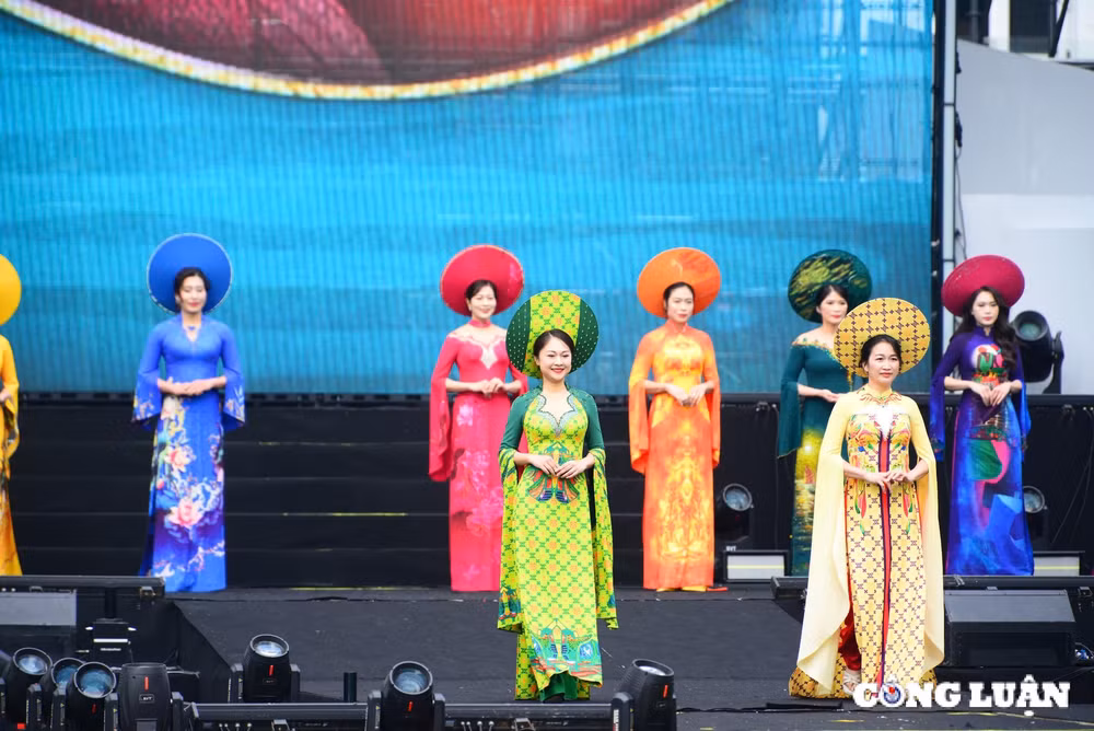 ngam nhung bong hong thep duyen dang ben ta ao dai tai pho di bo ho guom hinh 10