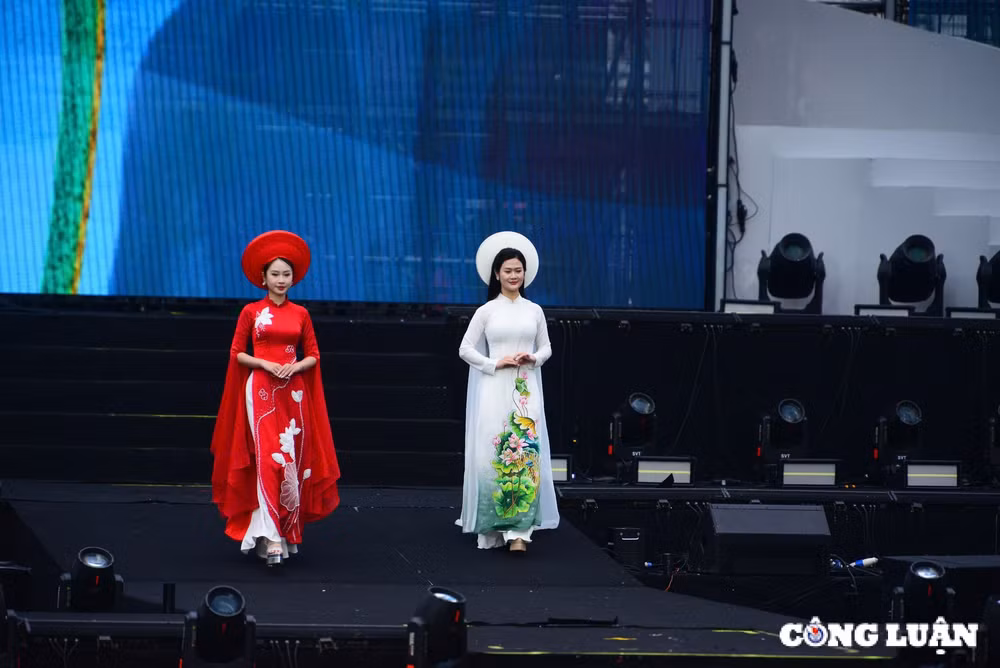 ngam nhung bong hong thep duyen dang ben ta ao dai tai pho di bo ho guom hinh 6