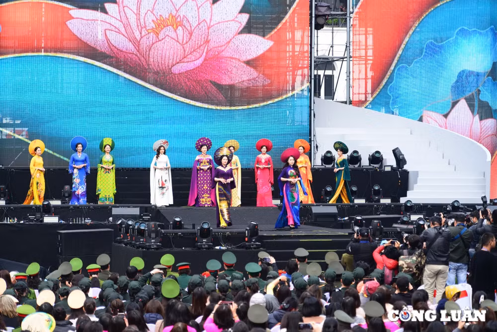 ngam nhung bong hong thep duyen dang ben ta ao dai tai pho di bo ho guom hinh 1
