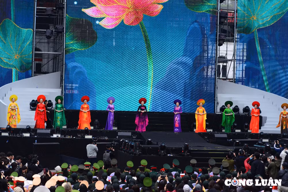 ngam nhung bong hong thep duyen dang ben ta ao dai tai pho di bo ho guom hinh 2