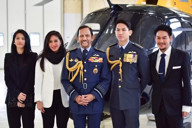 Hình ảnh Quốc vương Brunei bên cạnh 4 người con của mình