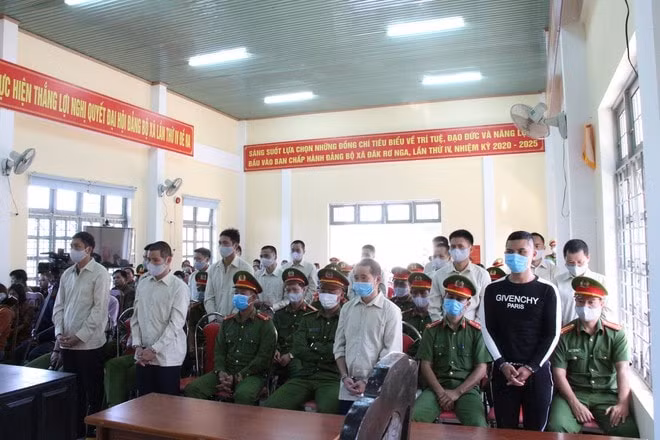 16 đối tượng được đưa ra xét xử lưu động. Ảnh: thanhnien.vn