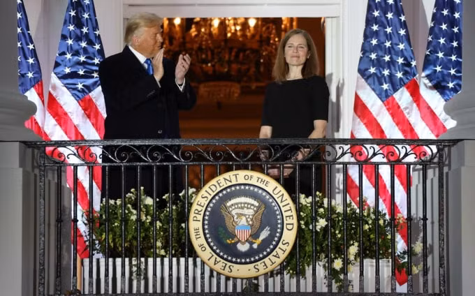 Tổng thống Trump và tân Thẩm phán Toà án Tối cao Mỹ Amy Coney Barrett trong lễ ăn mừng bổ nhiệm. Ảnh: Reuters