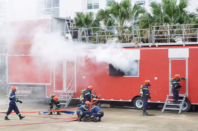 Các chiến sĩ cảnh sát PCCC diễn tập tình huống PCCC và cứu nạn, cứu hộ với các trang thiết bị mà Tập đoàn Hưng Thịnh vừa trao tặng.
