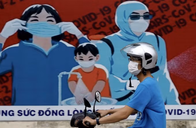 Đeo khẩu trang và rửa tay thường xuyên là khẩu hiệu thường xuyên được nhắc nhở trên các phương tiện truyền thông và đây là một trong những yếu tố mà tờ Á châu thời báo đánh giá giúp Việt Nam ngăn chặn sự lây lan của đại dịch COVID-19 - Ảnh: Reuters
