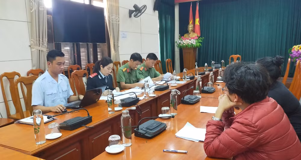 Cơ quan chức năng làm việc với 02 trường hợp đăng tải thông tin sai sự thật. Ảnh: Sở TT&TT Quảng Bình
