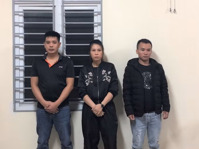 Các đối tượng Lý Văn Chung, Phạm Thị Phương, Nguyễn Văn Tuấn (từ trái qua phải) Ảnh CAHT