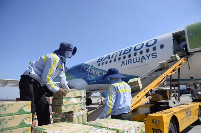 Bamboo Airways vận chuyển hàng cứu trợ tới miền Trung.