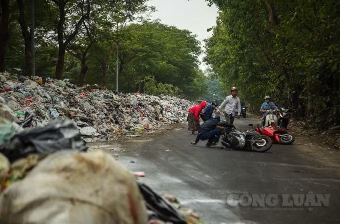Thậm chí cón xảy ra tai nạn liên hoàn. Trên ảnh là 3 xe máy đã ngã và tông vào nhau do đường trơn và hẹp, khi rác đã chiếm gần hết lòng đường.