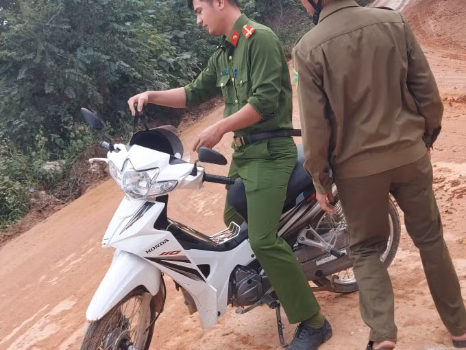 2 cán bộ xưng là Công an xã Tử Du ra xem hiện trường rồi lên xe quay đi