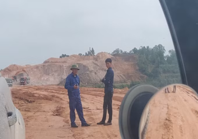 Theo người đàn ông (áo xanh) thì họ đang xúc đất đổ thải