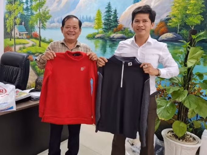 Ông Mai Phúc, Trưởng CQĐD phía Nam - Báo NB&CL và ông Mai Văn Thuận - Giám đốc Á Châu Group ra mắt chương trình “Áo ấm miền Trung”
