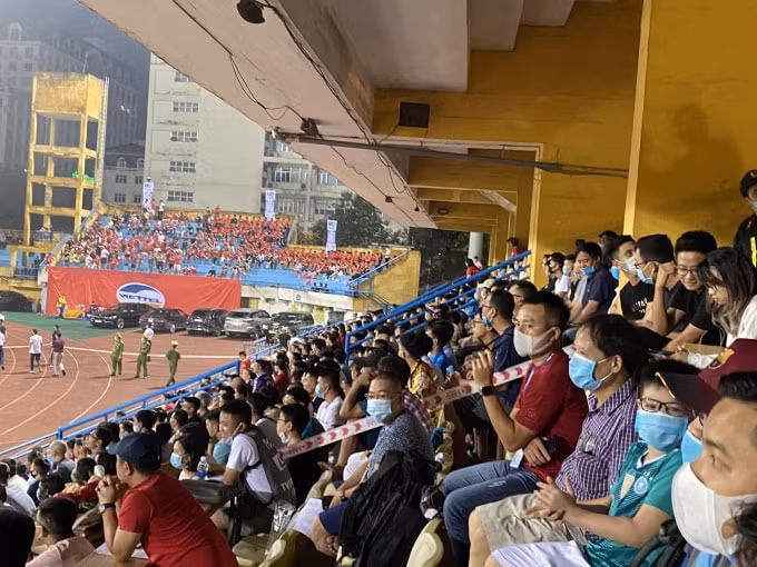 UBND TP Hà Nội yêu cầu các đơn vị tổ chức sự kiện đông người phải yêu cầu người dân đeo khẩu trang. Ảnh: Dương Lâm