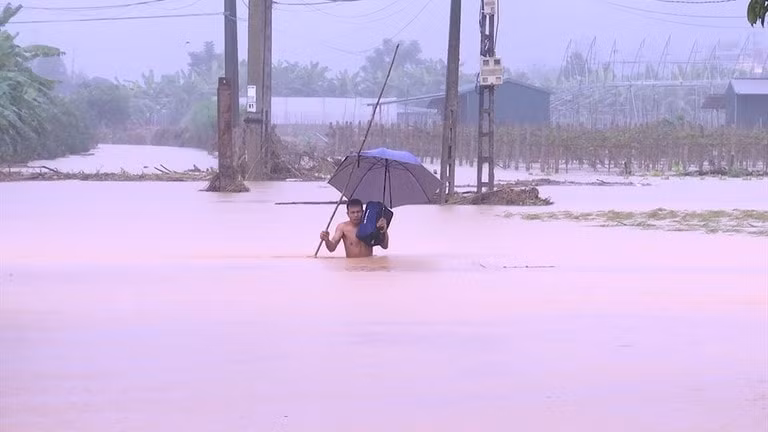 Áp thấp nhiệt đới ở gần biển đông, khả năng biến đổi thành bão. Ảnh: TL