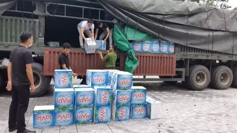 Chiếc xe container chở nước uống đến cho bà con vùng lũ TT-Huế.