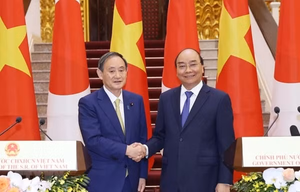 Thủ tướng Nguyễn Xuân Phúc và Thủ tướng Nhật Bản Suga Yoshihide tại buổi gặp gỡ báo chí, sáng 19/10. Ảnh: TTXVN