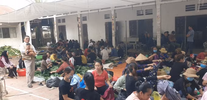 Đông đảo người dân đã tập trung lại góp sức, góp của gửi đồng bào miền Trung đang gặp khó khăn vì lũ lụt