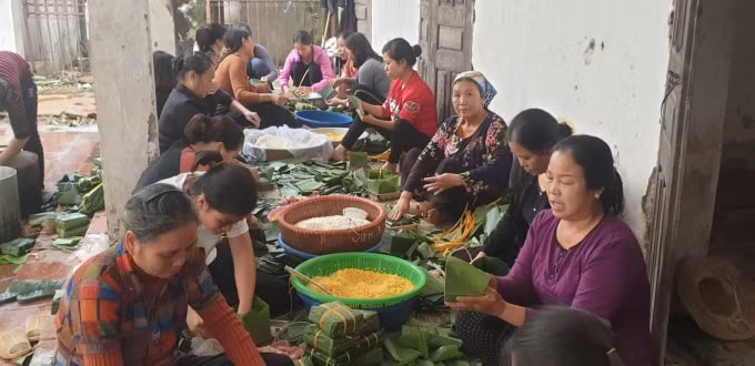 Các bà, các bác, chị em phụ nữ trong thôn quên luôn cả ngày 20/10, họ cùng nhau thực hiện gói 1000 chiếc bánh chưng và hơn 500 phần quà gửi người dân miền trung