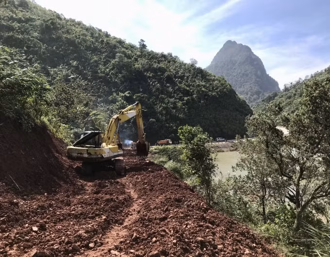 Cán bộ công nhân ngành giao thông vận tải gắng hết sức mình để sớm khắc phục sự cố sạt lở nghiêm trọng trên Quốc lộ 12A