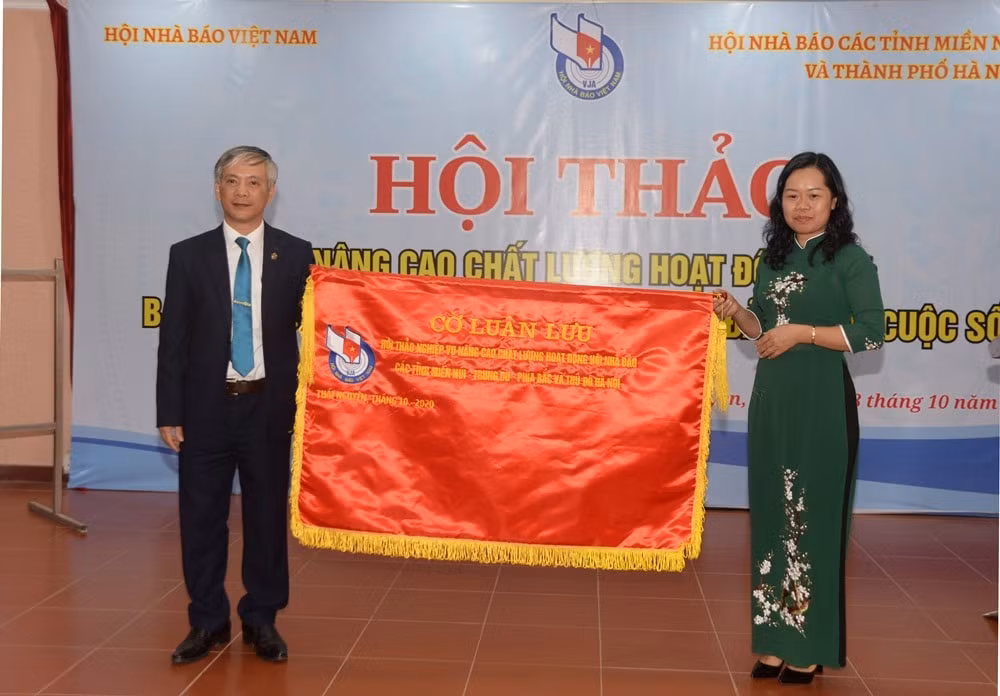 Hội Nhà báo tỉnh Thái Nguyên đã trao cờ luân lưu cho Hội Nhà báo tỉnh Lào Cai.