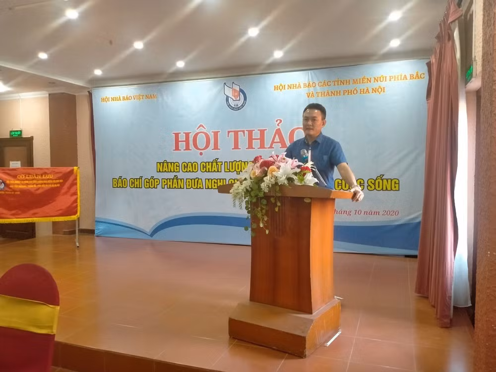 Nhà báo Nguyễn Nam Hải - Phó Chủ tịch Hội, Phó Giám đốc Đài PT-TH Thái Nguyên trình bày tham luận về những vấn đề thực tiễn cuộc sống đặt ra khi tuyên truyền đưa Nghị quyết của Đảng. Ảnh: Từ Hải