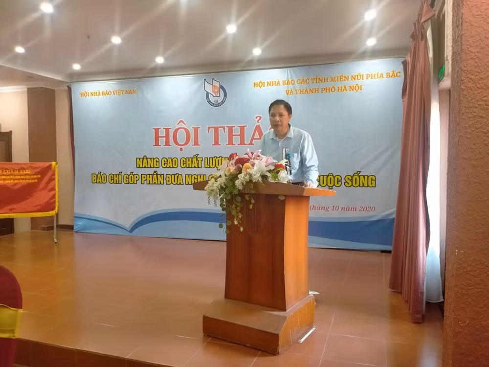 Nhà báo Ma Văn Chức – Phó Chủ tịch Thường trực Hội Nhà báo tỉnh Tuyên Quang trình bày tham luận về tuyên truyền Nghị quyết thông qua giải báo chí về chủ đề xây dựng nông thôn mới. Ảnh: Từ Hải