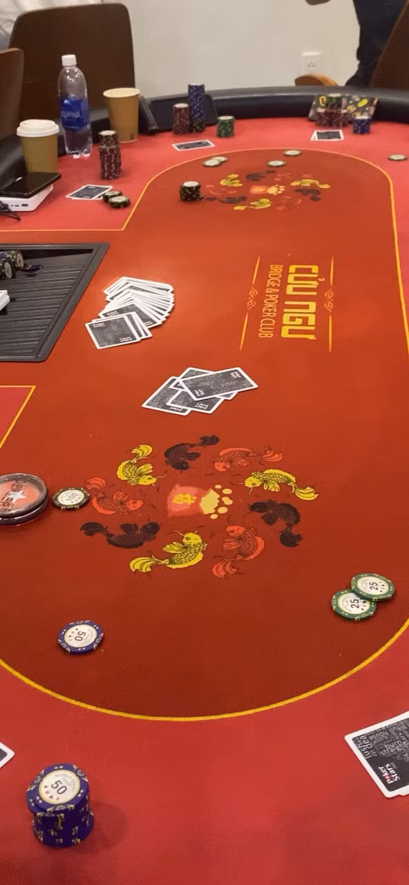 Công an thu 60 triệu đồng, 11 điện thoại di động, 7 bộ bài Tây Poker, 2 vali bằng kim loại màu trắng dùng để chứa phỉnh, 159 phỉnh các loại 25, 50, 100, 500, 1.000, 10.000 và 2 hột xí ngầu màu đỏ. Ảnh: sggp