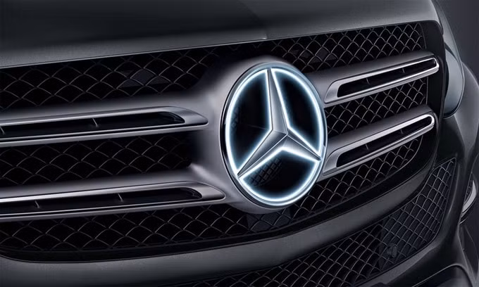 Logo ngôi sao ba cánh phát sáng trên GLC. Ảnh: Mercedes