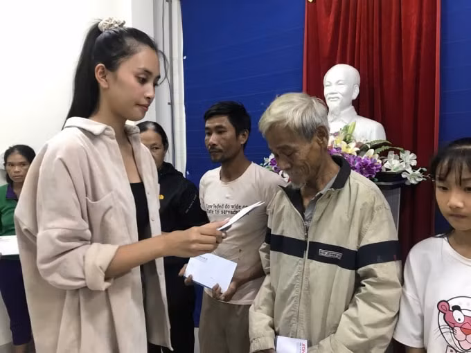 Hoa hậu Tiểu Vy xúc động khi chứng kiến những hoàn cảnh khó khăn do bão lũ (Ảnh: NVCC).