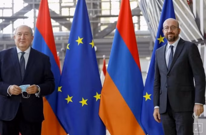 Tổng thống Armenia Armen Sarkissian (trái) và Chủ tịch Hội đồng Châu Âu Charles Michel tại cuộc họp tại Brussels, Bỉ ngày 21/10/2020 - Ảnh: Olivier Hoslet / Pool