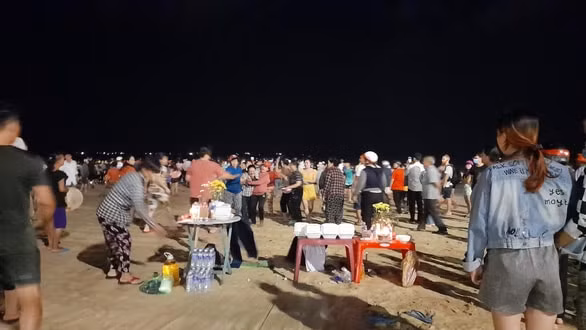 Số lượng lớn người dân tập trung theo dõi vụ việc tại bãi biển TP Quy Nhơn. Ảnh: tuoitre.