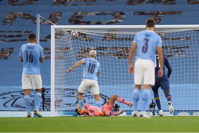 Cầu thủ Sergio Aguero với pha sút phạt 11m giúp Man City cân bằng tỷ số trận đấu. Ảnh: bongda24h.
